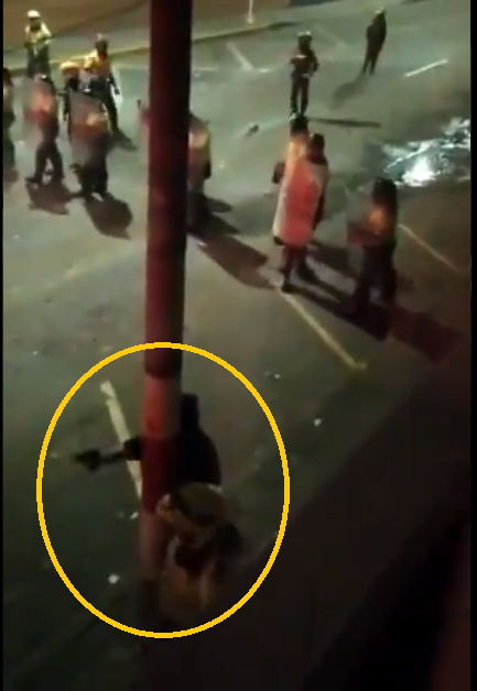 twmensajero's tweet photo. La secuencia aquí es: primero un civil dispara a la multitud, luego lo hace un policía, así actuaron por toda la ciudad.
El gobierno de @Bogota calló por la impunidad en la que quedaron los crímenes durante el paro, el politiquero @LuisErnestoGL aseguró impunidad
@AngelicaLozanoC https://t.co/WbII8bbnvt