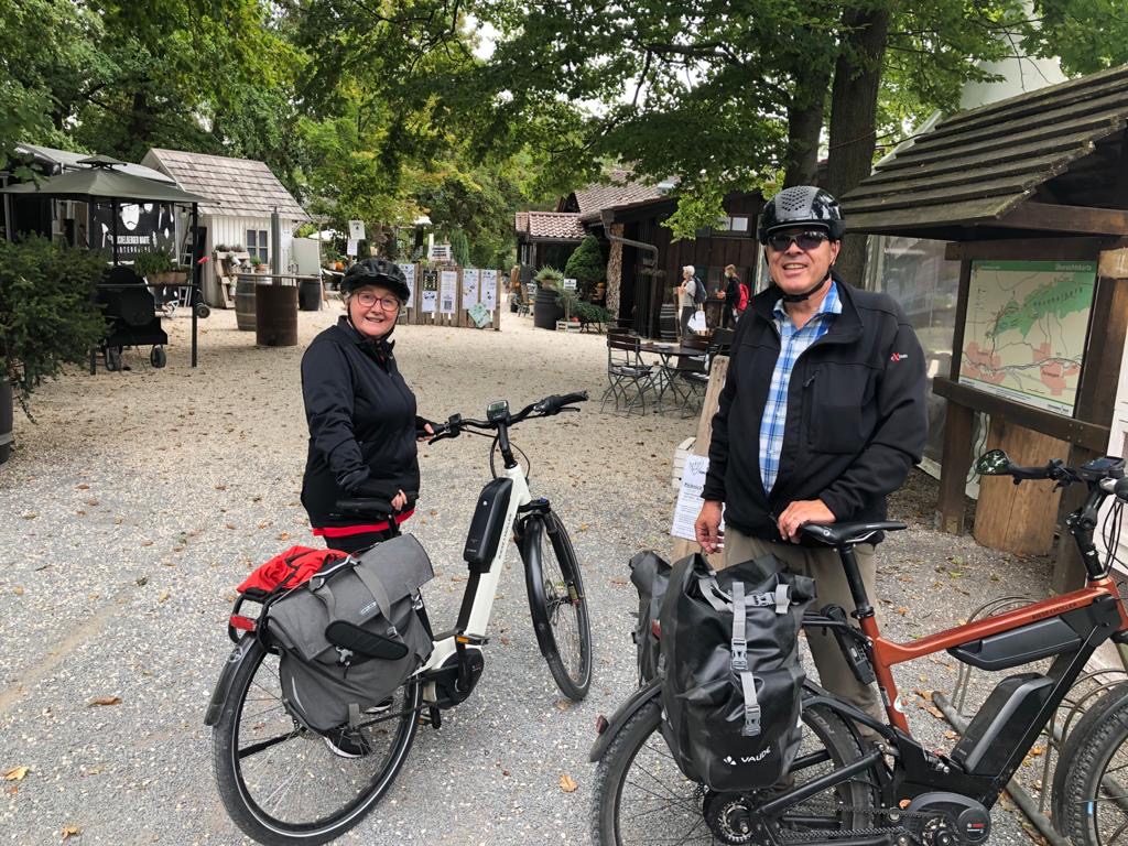 mwk__bw's tweet photo. Weiter geht es auf der @STADTRADELN-Tour von #Heidelberg nach #Stuttgart. Die gesammelten Kilometer werden sowohl dem Team „Landesministerien Baden-Württemberg“ als auch dem Unterteam „Ministerium für Wissenschaft, Forschung und Kunst“ gutgeschrieben. https://t.co/BxayZOsQOc https://t.co/RivVNX9kW1
