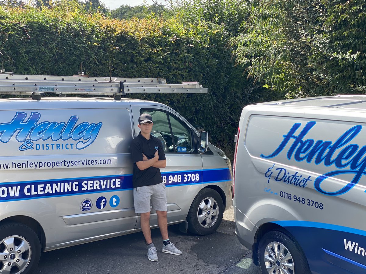 HenleyProperty1's tweet photo. Louis doing a good job of washing the vans. https://t.co/UKsX2hiD3r