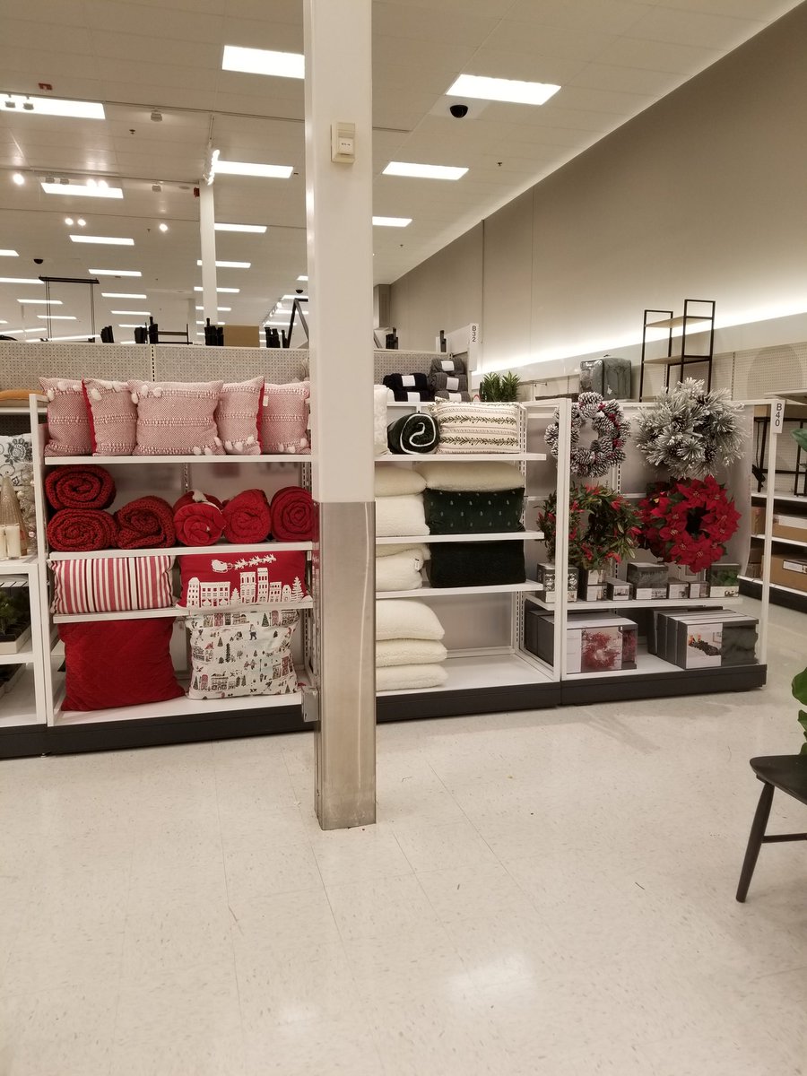 Throw Back Thursday to when a lot of my time was spent in Home and H&amp;H!!! I loved setting these but my favorite thing was re-merchandising during transitions &amp; sell thru!
#T1505 #worksomewhereyoulove #makeastatement <a href="/kristi_mac/">Kristi Darling</a>