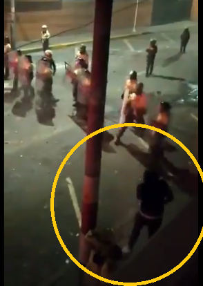 twmensajero's tweet photo. La secuencia aquí es: primero un civil dispara a la multitud, luego lo hace un policía, así actuaron por toda la ciudad.
El gobierno de @Bogota calló por la impunidad en la que quedaron los crímenes durante el paro, el politiquero @LuisErnestoGL aseguró impunidad
@AngelicaLozanoC https://t.co/WbII8bbnvt