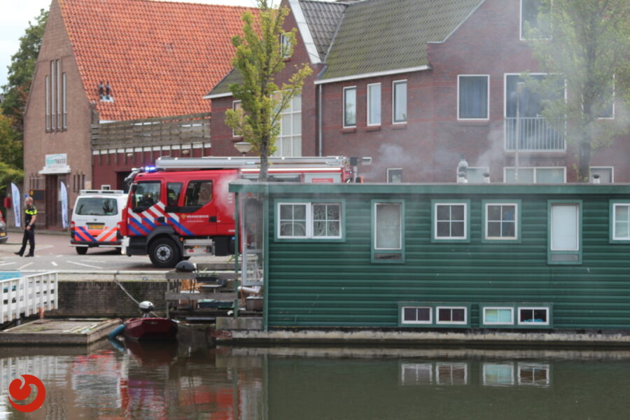 Brand op woonboot - LEEUWARDEN – In een woonboot aan de Oostersingel heeft donderdag aan het begin van de middag brand gewoed. De brandweer werd om... -..