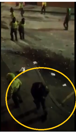 twmensajero's tweet photo. La secuencia aquí es: primero un civil dispara a la multitud, luego lo hace un policía, así actuaron por toda la ciudad.
El gobierno de @Bogota calló por la impunidad en la que quedaron los crímenes durante el paro, el politiquero @LuisErnestoGL aseguró impunidad
@AngelicaLozanoC https://t.co/WbII8bbnvt