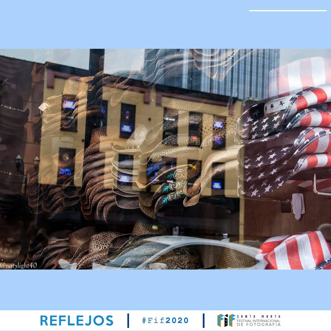 fifcolombia's tweet photo. Reflejos propios!! para verse mejor o.... peor?? Reflejos de ciudad !! para ver esos detalles que por ir a velocidad super nos perdemos. 🇦🇷 @natylight40 📸 #FifSantaMarta
#ReflejosFotograficos #Reflejos #Fif2020 #FestivalDeFotografia #FotografasArgentinas #FotografasLatinas https://t.co/tuA8tuaxJt