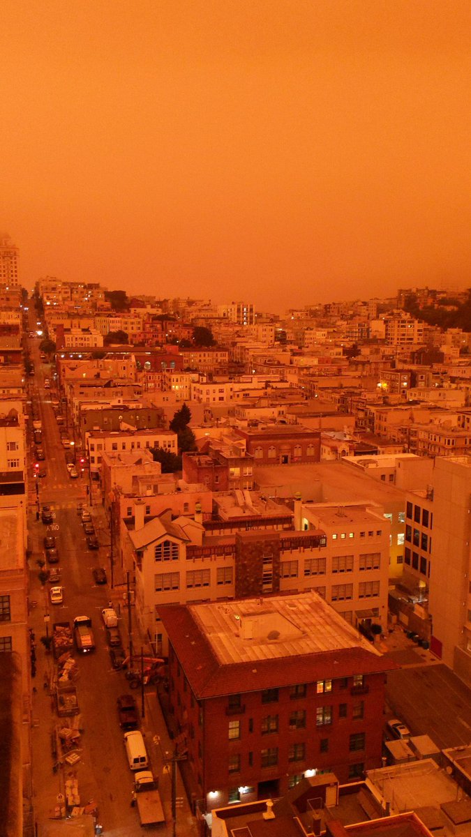 complexobrabo's tweet photo. Devido aos incêndios florestais que estão ocorrendo há dias na Califórnia, o céu do local está completamente amarelado/alaranjado. Segundo relatos, os cidadãos não estão sabendo quando escurece devido a mudança na cor do céu.
#california #incendio #ceuamarelo #ceularanja https://t.co/hyFgKew76T