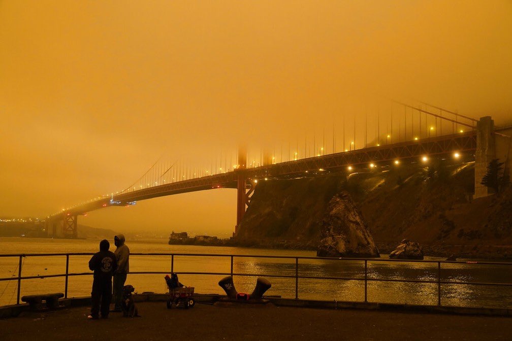 complexobrabo's tweet photo. Devido aos incêndios florestais que estão ocorrendo há dias na Califórnia, o céu do local está completamente amarelado/alaranjado. Segundo relatos, os cidadãos não estão sabendo quando escurece devido a mudança na cor do céu.
#california #incendio #ceuamarelo #ceularanja https://t.co/hyFgKew76T