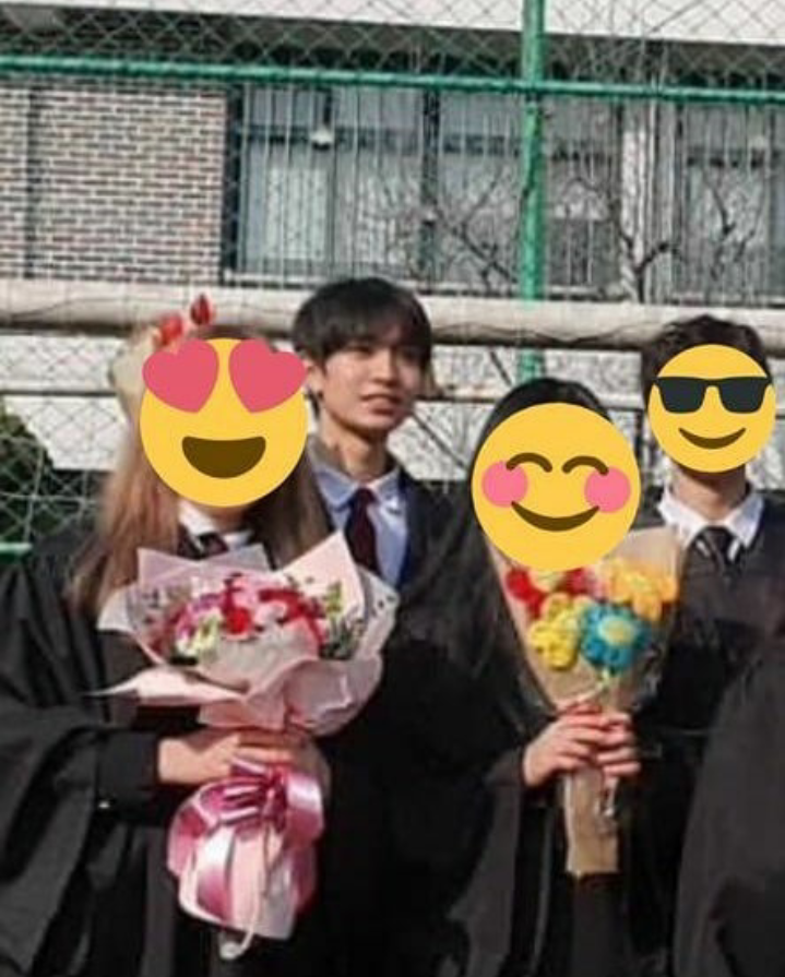heeseungcokr's tweet photo. HEESEUNG GRADUATION PHOTO HIGH SCHOOL #heeseung #iland #이희승 

heeseung is so handsome! 😭
PLEASE VOTE OUR ACE Heeseung https://t.co/48YbfrZT9Y