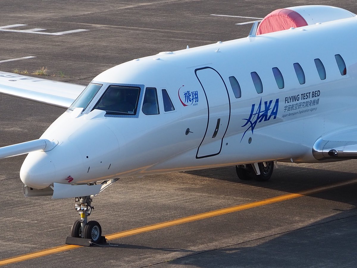 procyon_724's tweet photo. JAXAさん、いつまでいてくれるの?😊
#鳥取砂丘コナン空港
#JAXA
#飛翔 #飛行機
#flyingtestbed https://t.co/xJcpY1pSwJ