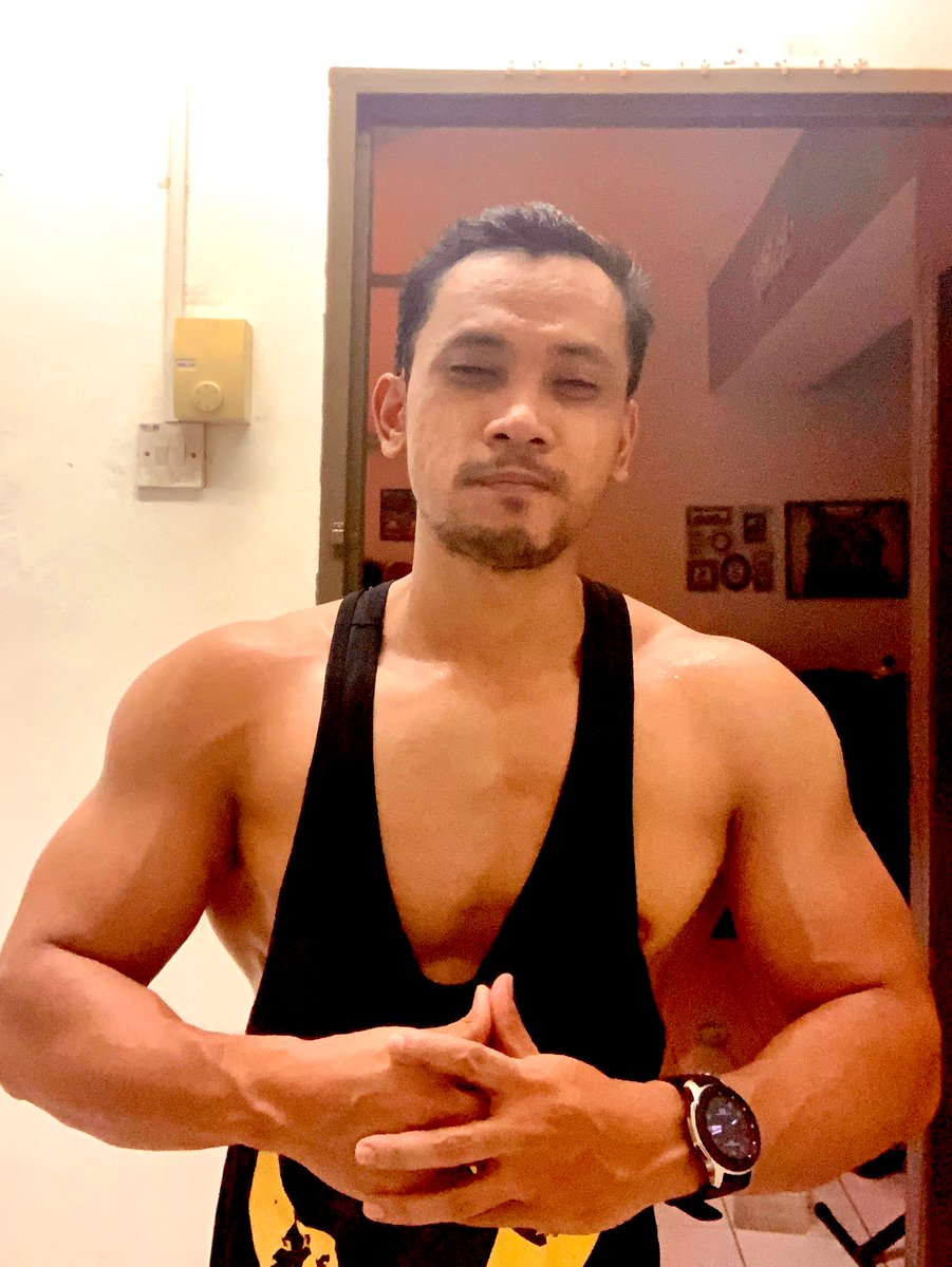 MatComplicated's tweet photo. #joesbodyprogress #homegym #Traps #shoulders #joeysbodyprogress
#gymholic #gymbody #fitbody #workoutmotivation #fitnessfreak
#bodybuildinglifestyle #bodyholics #aesthetic #leanbody #hunk #muscular #bodybuilding #binabadan #muscle #binaraga https://t.co/R2wz142LS3