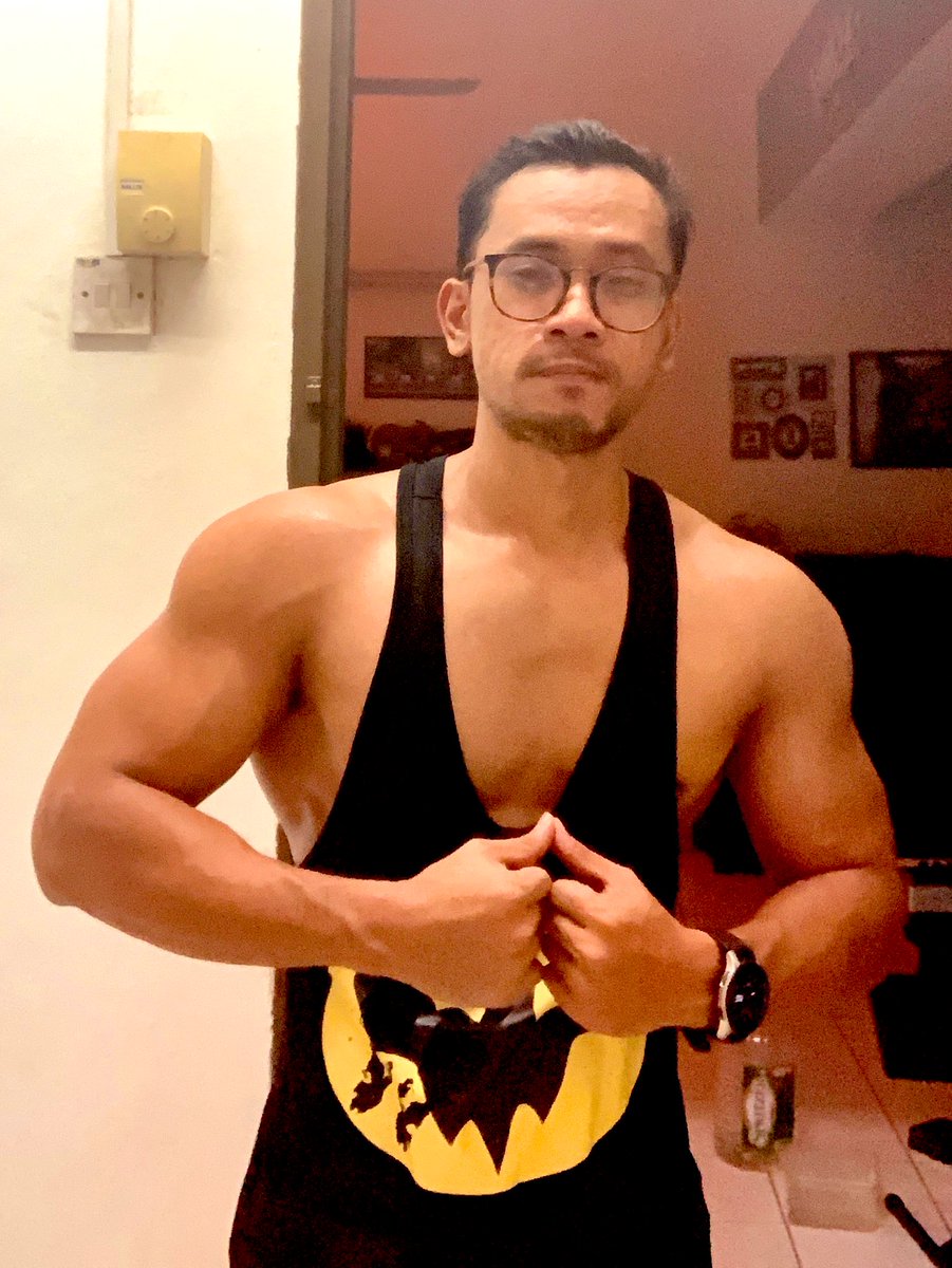 MatComplicated's tweet photo. #joesbodyprogress #homegym #Traps #shoulders #joeysbodyprogress
#gymholic #gymbody #fitbody #workoutmotivation #fitnessfreak
#bodybuildinglifestyle #bodyholics #aesthetic #leanbody #hunk #muscular #bodybuilding #binabadan #muscle #binaraga https://t.co/R2wz142LS3