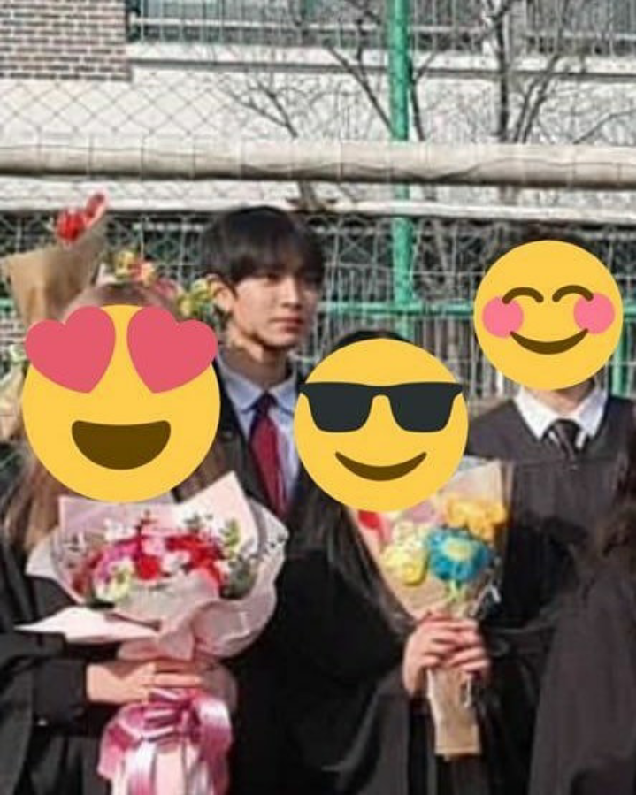 heeseungcokr's tweet photo. HEESEUNG GRADUATION PHOTO HIGH SCHOOL #heeseung #iland #이희승 

heeseung is so handsome! 😭
PLEASE VOTE OUR ACE Heeseung https://t.co/48YbfrZT9Y