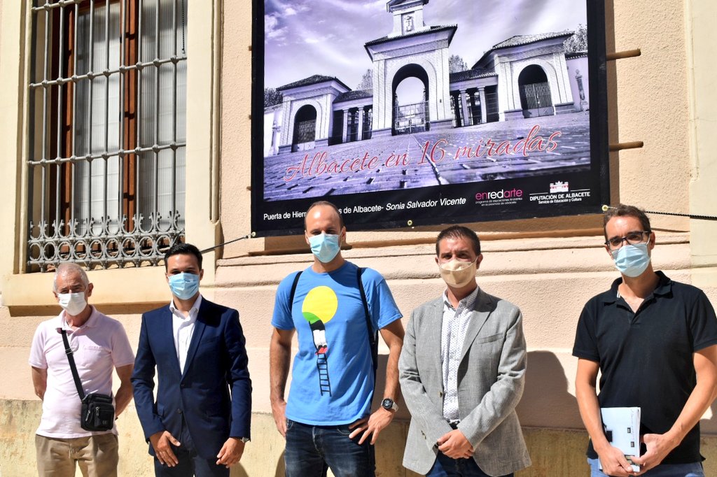 dipualba's tweet photo. 😍 Nuestro Centro Cultural #LaAsunción retoma la actividad con ‘Albacete Siempre’, Certamen fotográfico 📸 cuya convocatoria para 2️⃣0️⃣2️⃣0️⃣ está abierta, con la novedad de un 👉🏼 Premio en 'Categoría Joven'. Además, la fachada de nuestro Palacio alberga ya 'Albacete en 16 Miradas'. https://t.co/QEIlsUcpmn