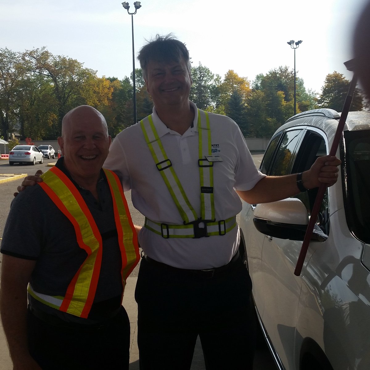 Cooper_crs's tweet photo. We had fun at #fuelgoodday in 2019 with our friends from @QCountry91_5  @TrentB1 @CamClark1 #twitterlessLD Helping raised money for #localfoodbanks  This year @HeritageCoopLtd will donate 10 cents/litre on Sept 15! https://t.co/ptAMkdeKxW