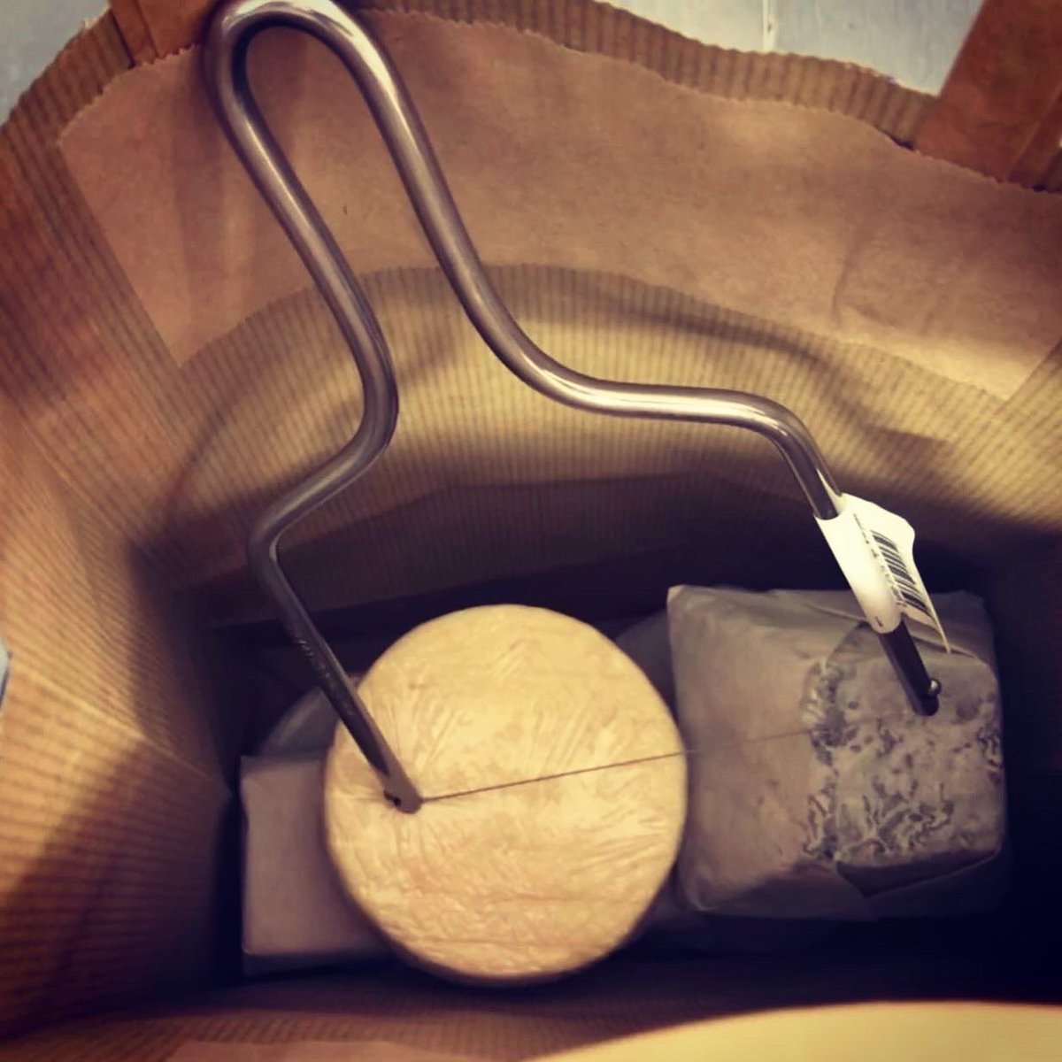 wellDone_quesos's tweet image. Para todos nuestros nuevos Socios del wDn Club, tenemos una buena noticia!!!
En vuestra próxima entrega, va de regalo esta fantástica Lira de 12 cm de acero inox. , para tus quesos de pasta blanda. 
“Corta por lo sano” #wellDone #QueRed