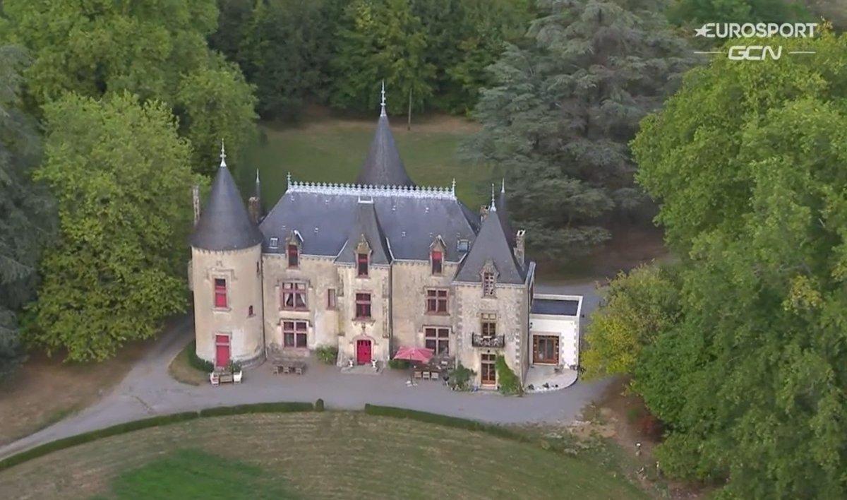 Château! Nice red features and fancy turrets but whoever was in charge of that ground-floor extension should take a long, hard look at themselves... 6/10 #ChateauWatch #TDF2018