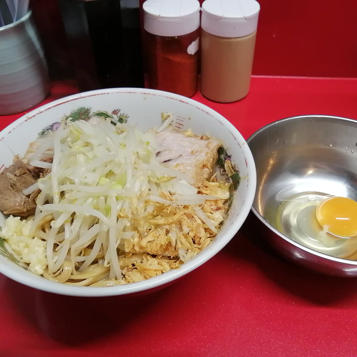 ラーメン二郎 越谷店 小ラーメン 麺半分 汁無し Nys 皆様待望の汁無し販売開始と聞いたら トンカツ 飯2合食べ終えてたけど 気がついたら愛車に跨り越谷へ 店主のセンス炸裂 釜揚げ二郎玉子添え 塩カド抑えられたカエシ 甘味は感じない 塊神豚 フライドオニオン