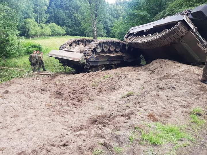 stakmaskin's tweet photo. Have a look at the new german siege artillery, that fires used tanks. The pictures show the process of zeroing the gun. https://t.co/mVxlHPezjd