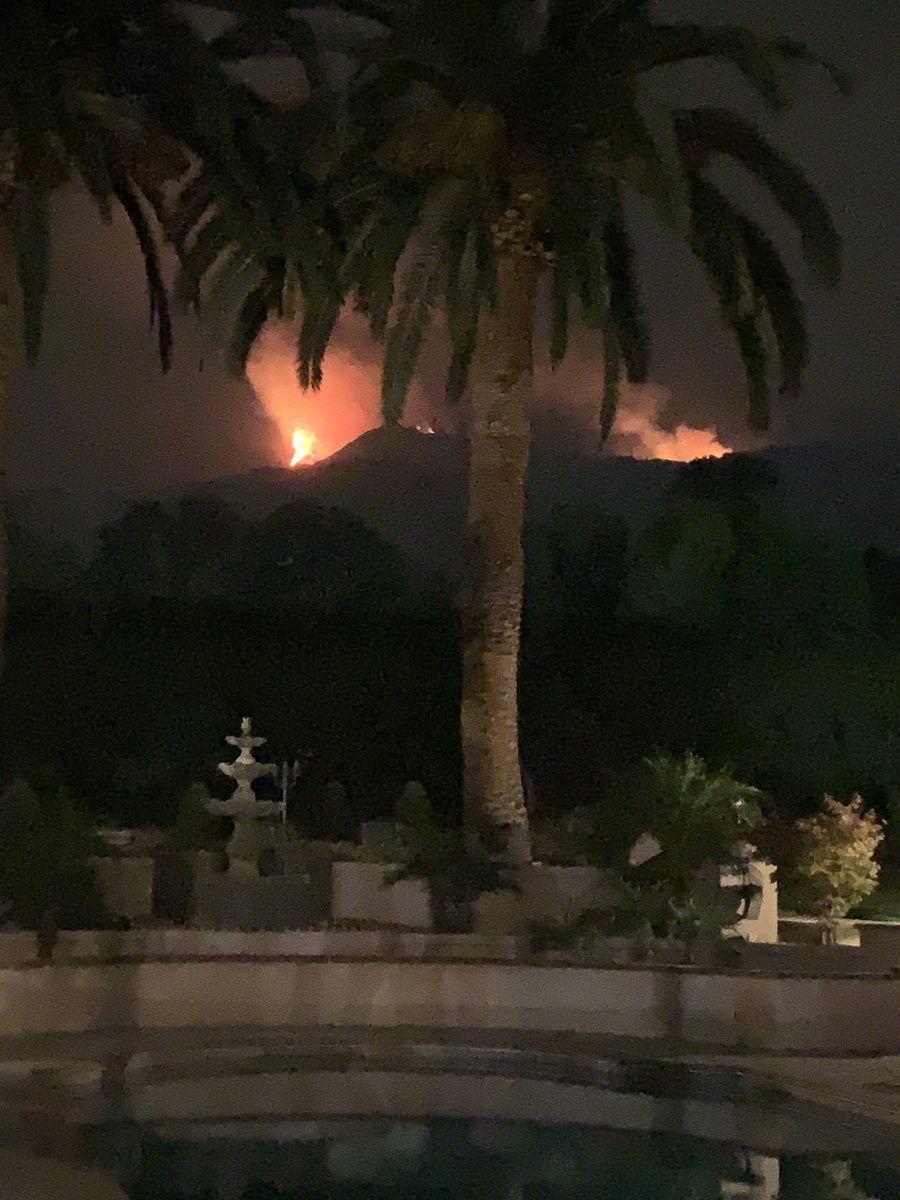 bollynaach's tweet photo. The #BobcatFire portion visible from our home in Bradbury seems to be moving sideways to west with spurts of large glazing fires.  And Of course the smoke smell is overwhelming.  Please stay on alert! #duarte #Monrovia #Bradbury https://t.co/17SoVGSeit