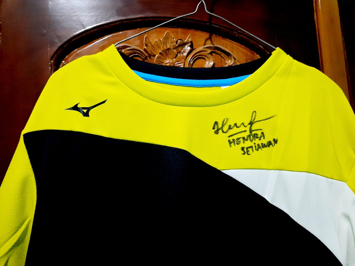 dityapr's tweet photo. Alhamdulillah, sebahagia ini bisa dapet giveaway dari legendnya badminton, atlet terfavoritku Ko Hendra Setiawan 😭😭😭😭😭 

Badminton Lovers wajib subscribe youtube channelnya ko Hendra, siapa tau kalian pemenang GA selanjutnya ❤❤❤ https://t.co/aRL5O1GG2q