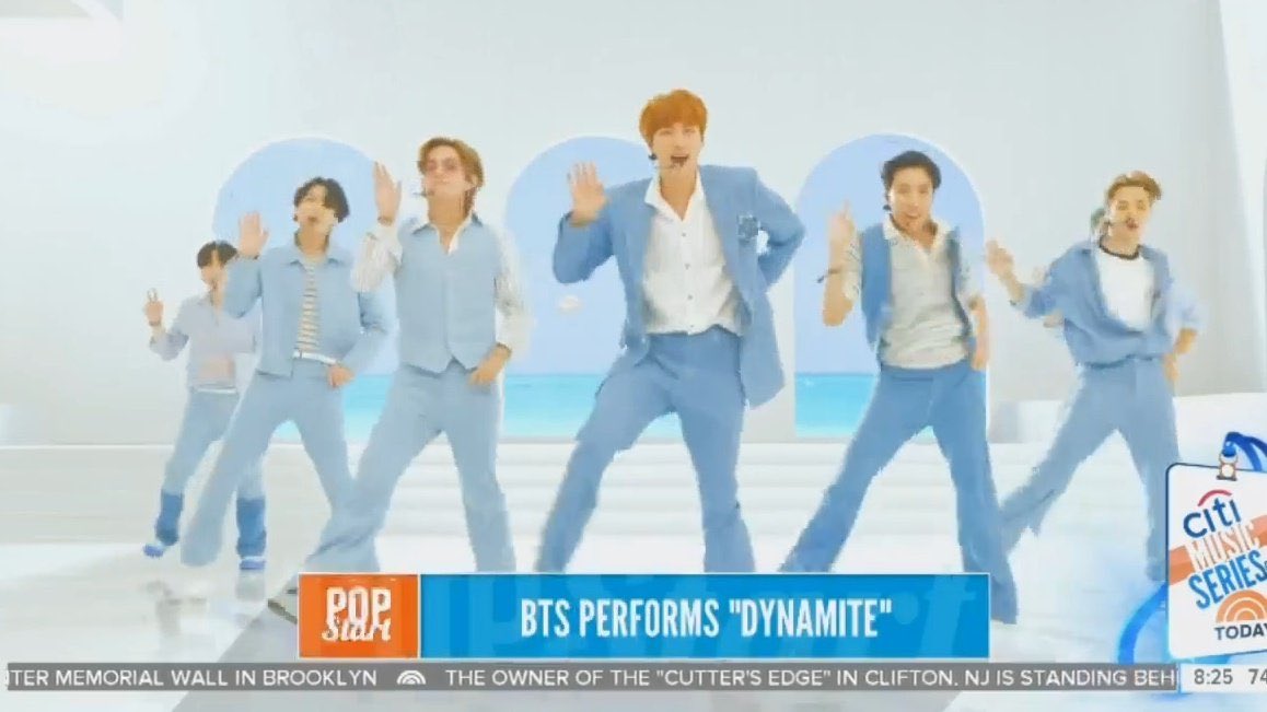 SeokjinMarl7's tweet photo. Jamás había amado tanto el azul como hoy 🥰 Todos hermosos 🧡
@BTS_twt #DynamiteToday #btsontoday https://t.co/xG8YeuPPgM