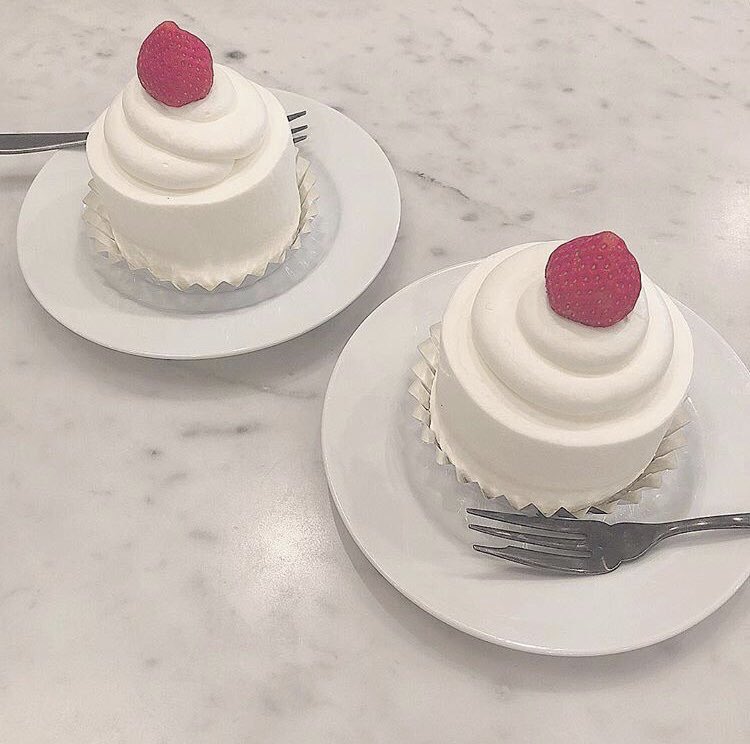 ichido_sweets's tweet photo. 東京都表参道にあるお店「PARIYA」の丸みを帯びたクリームが巻かれている「クラシックショートケーキ」✨ https://t.co/P7EJfNp1iZ