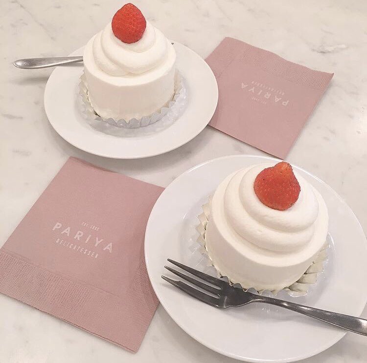 ichido_sweets's tweet photo. 東京都表参道にあるお店「PARIYA」の丸みを帯びたクリームが巻かれている「クラシックショートケーキ」✨ https://t.co/P7EJfNp1iZ