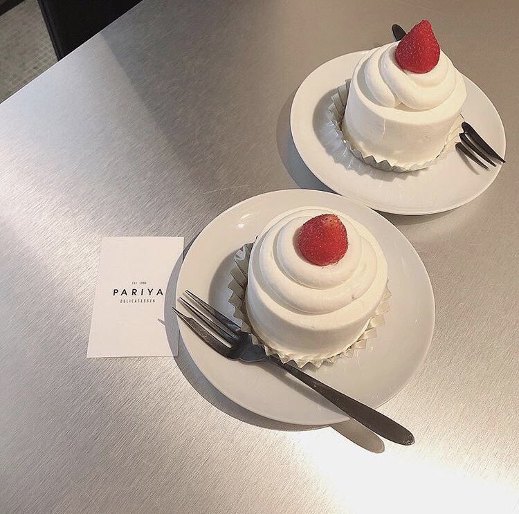 ichido_sweets's tweet photo. 東京都表参道にあるお店「PARIYA」の丸みを帯びたクリームが巻かれている「クラシックショートケーキ」✨ https://t.co/P7EJfNp1iZ