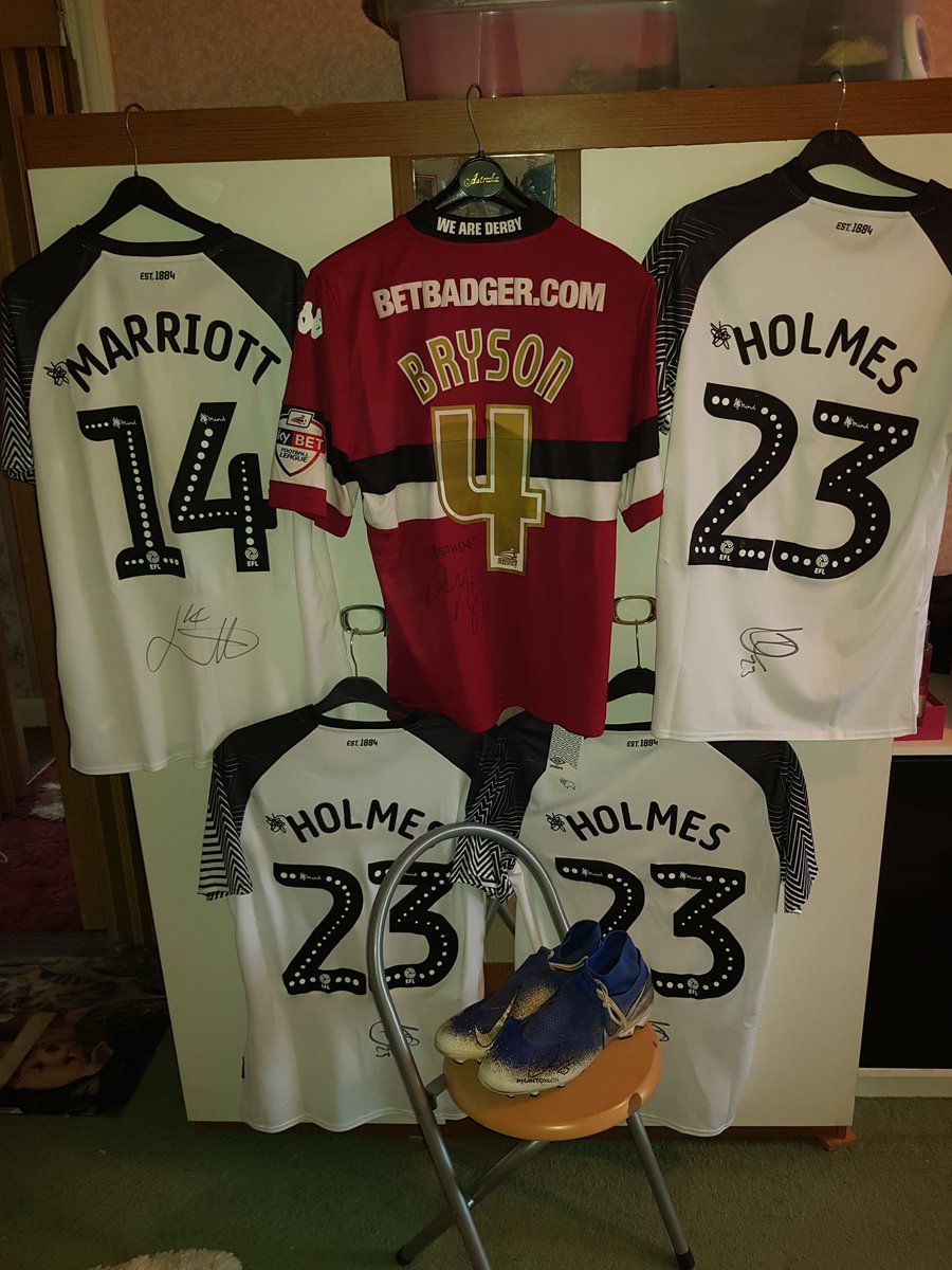 Massive shootout to @DuaneHolmes and @Juddy19X for the charity giveaway. All stuff arrived and I'm buzzing with it! Me and @Abbey_JJ27 cant thank you enough! Time to get stuff framed and hung up. Also thanks to @cbryson44 and @jackmarriott94 for signing stuff 🖤