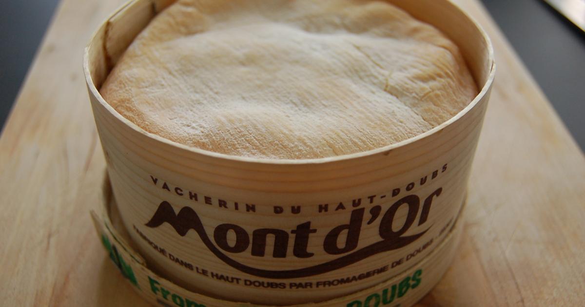 LesProduComtois's tweet photo. 📣Le Mont d’Or, c’est comme le Beaujolais Nouveau, chaque année le jour de sortie est TRÈS attendu : et c’est aujourd’hui !!🥳
Mais on a tendance à oublier que derrière ce succulent fromage, il y a des femmes et des hommes (et aussi des vaches) qui bossent dur ! 💪
#montdor https://t.co/xJ42bgkAsY