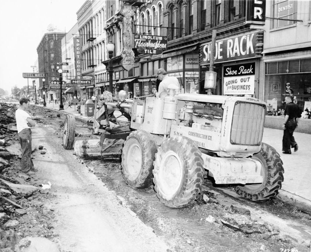 FinningNews's tweet photo. We’ve got a cracker of a #ThrowbackThursday this week – In July 1938, @CaterpillarInc announced the arrival of a completely new model of motor grader: the Cat® Diesel No.12, originally called an Auto Patrol #catarchives #throughthetimes https://t.co/PWgP6JKm2H