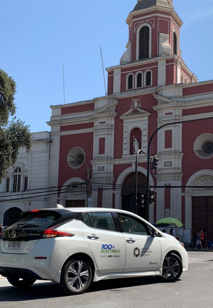 SCLMAG_'s tweet photo. ✅ Nissan #LEAF es protagonista de un recorrido de 5 mil kms por Chile. La investigación de @Agencia__SE permitió crear la primera guía de #movilidadeléctrica que demuestra el impacto positivo de los autos eléctricos en la sociedad y el medio ambiente. @Nissan_Chile #SCLMAG ⚡️ https://t.co/X6A4OwYbmk