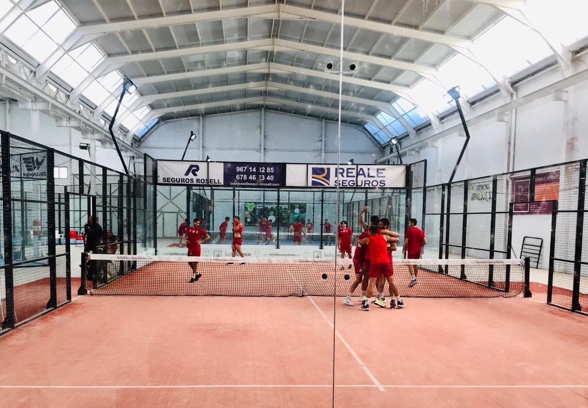 CPVillarrobledo's tweet photo. 😃 El primer equipo ha disfrutado de una divertida jornada de pádel-fútbol 🎾⚽️ en las instalaciones de Pádel Live Indoor de Villarrobledo. 

📸 Os dejamos algunas de las mejores imágenes.

❤️💙 #SomosCP #PensamosEnGrande https://t.co/fYtCxDxwYD
