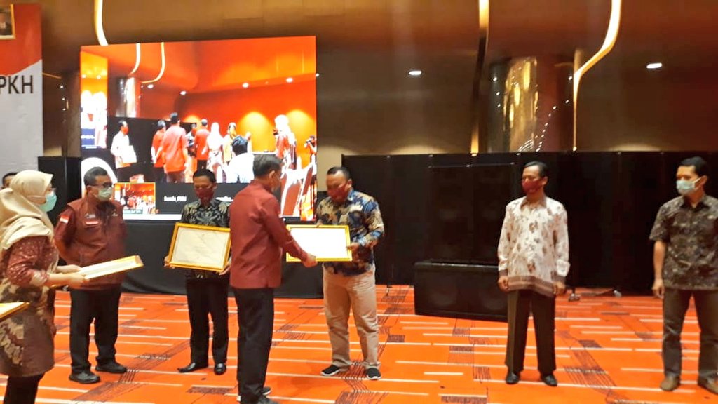 DinsosKabTegal's tweet photo. Selamat kepada Pendamping Sosial @PkhTegal sebagai peringkat 2 dan 3 tingkat nasional menggraduasi KPM SEJAHTERA MANDIRI.

#SalamGraduasi
#KPMSejahtera https://t.co/XEJTjH0zqm