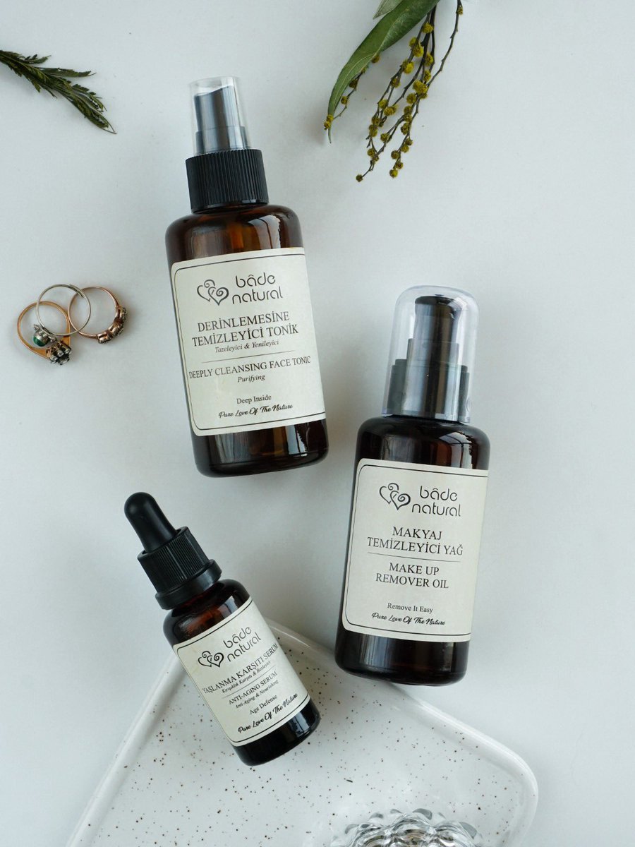 Bade Natural Derinlemesine Temizleyici Tonik ile tanışmak ister misin? İçinde bulunan gül🌹, lavanta ve portakal çiçeği suyu🍊ile gözenekleri sıkılaştırır, siyak nokta karşıtı bakım yapar ve cildi nemlendirir. Hemen badenatural.com’a tıkla, %30 indirim fırsatını kaçırma!