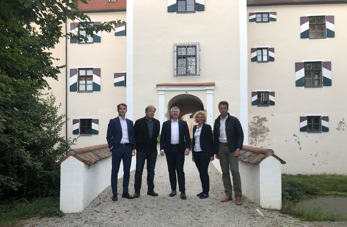 esatusAG's tweet photo. 1+1 = 3: esatus und CJe verschmelzen - Lindner steigt ein

CJe GmbH und esatus AG verschmelzen und holen die @Lindner_Group als Investor mit ins Boot. Mit der esatus-Technologie will Lindner seine Baustellen effizienter machen.

Link zur Pressemeldung: https://t.co/4TccGpUzy7 https://t.co/835b2VAwRm