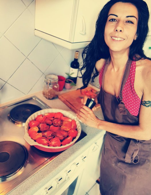 Enfin en repos ! Envie de cocooning et de cuisine ! Tarte tatin aux tomates de la ferme 👏 et une surprise<a href="/tag/show"class="tags"><span>#show</span></a><a href="/tag/live"class="tags"><span>#live</span></a>
