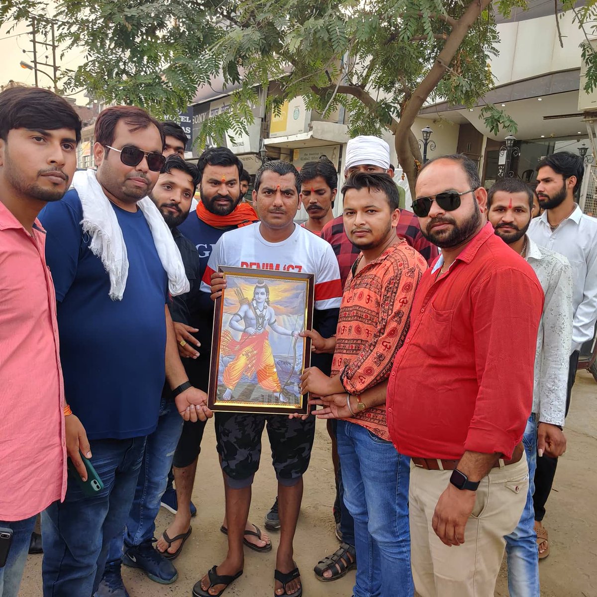 iamupdesh's tweet photo. पदयात्रा अभी ग्वालियर पहुंचने पर, उपदेश राणा यूथ ब्रिगेड के, जिलाध्यक्ष ,काफी गाड़ियों में, राम भक्तों के साथ, स्वागत करने पहुंचे ,सभी को हृदय से धन्यवाद.. https://t.co/X7zz4PAhWL