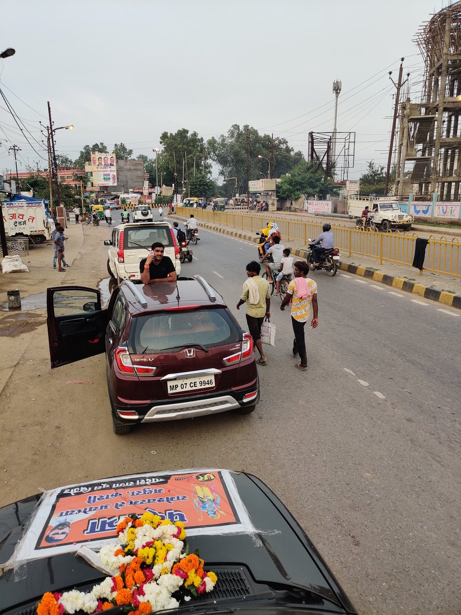 iamupdesh's tweet photo. पदयात्रा अभी ग्वालियर पहुंचने पर, उपदेश राणा यूथ ब्रिगेड के, जिलाध्यक्ष ,काफी गाड़ियों में, राम भक्तों के साथ, स्वागत करने पहुंचे ,सभी को हृदय से धन्यवाद.. https://t.co/X7zz4PAhWL