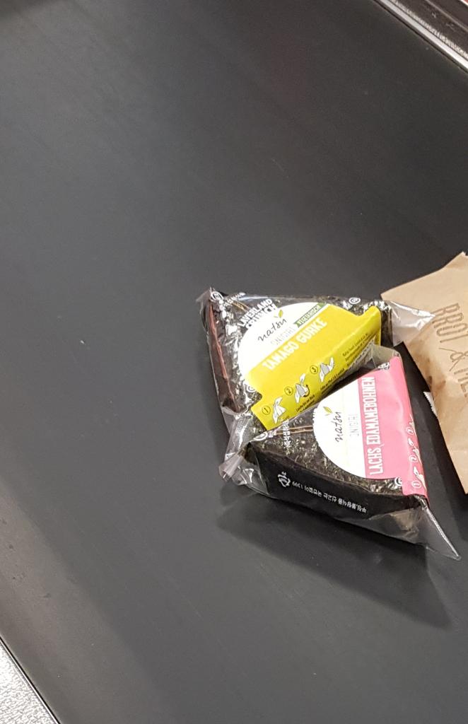 Die Onigiri im Supermarkt sahen erstaunlich authentisch aus. 

Leider das Ekligste, was ich in den letzten Jahren gegessen habe.