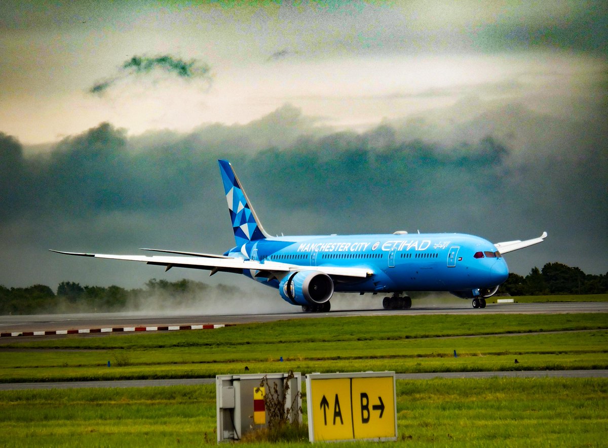 aviationathan's tweet photo. One for the #Football fans, or at least the @ManCity ones... @etihad's #ManCity livery #Boeing787-9 #Dreamliner A6-BND from #Dubai to #Manchester @manairport as #EY21 8th September. #Etihad #A6BND #AvGeek #potn #PlaneSpotting #Aviation https://t.co/nLpItZXsys