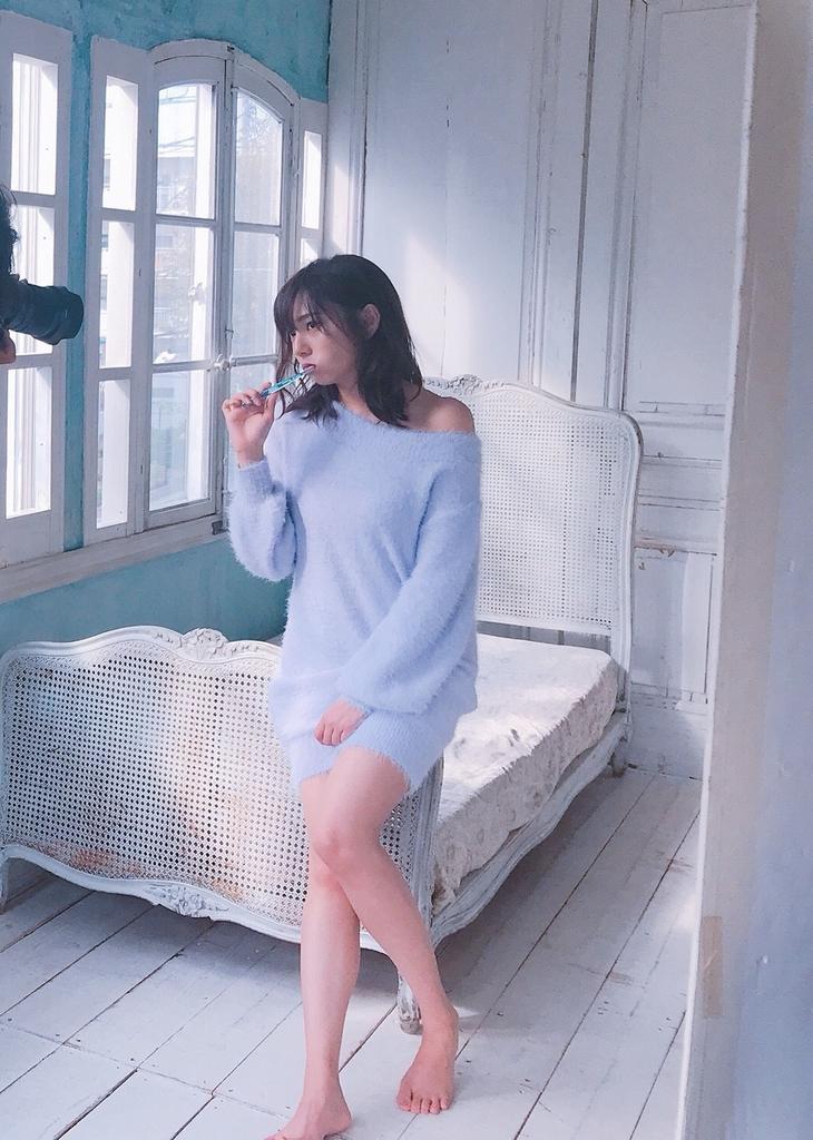 ndYozakura's tweet photo. 先輩の新内さんのむにゃむにゃ。眠たそうに僕の方へ寄ってきて｢おはよぉ」そのまま肩に���をうずめてきます、こんな所で寝ないでくださいよと笑いながら頭をポンポンすると既に意識はなく手遅れの模様。ソファに���かせるにも｢んぅぅ」と声にならない声をあげてるのでもうしばらくはこのままですかね https://t.co/xtN11AYSn2