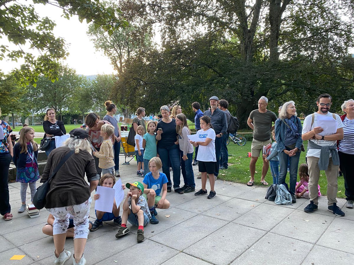 BielBienne_off's tweet photo. 📕 Gestern wurde der neue SCHRONK! im Stadtpark mit einer öffentlichen Lesung eingeweiht. 📗 Er ist eine Bereicherung für den Stadtpark und kam bei den Anwesenden gut an. 📘 Viel Spass beim Lesen! 📙
#SCHRONK #Stadtpark https://t.co/o8tK55lSQg