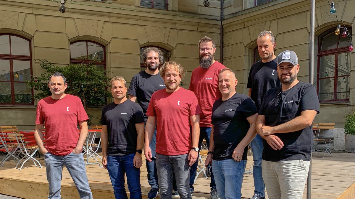 acendch's tweet photo. Heute findet unser Launch Event statt. Das 9-köpfige Gründerteam (@bliemli remote) wirft sich in Schale und feiert die Geburt von acend. #acend #experienceknowledge #dresscodeascode https://t.co/oVj9LjNkux