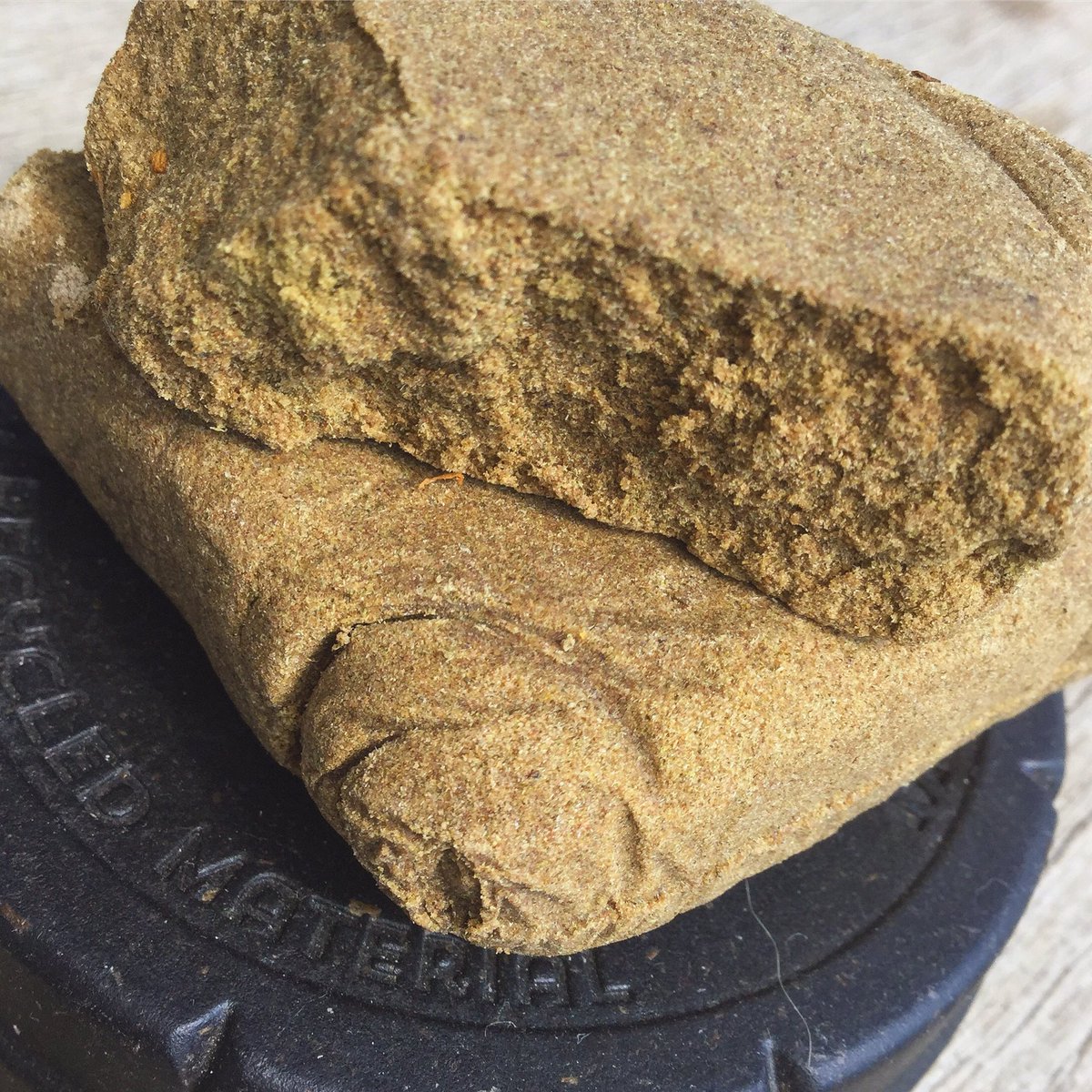 Freakys420's tweet photo. Lemon Pie Filtered !!! 🍋🍋🍋 Amazing Hash ! 😁

Contact us for more information about club in Barcelona. 🇬🇧🇪🇸🇫🇷

#highlife #hightimes #deuwi #hashlife #normalsiçatousse #bcnweed #420 #710 #cannabisclub #onlyformembers #stoned #patapoufgang https://t.co/HVOEejIU3a