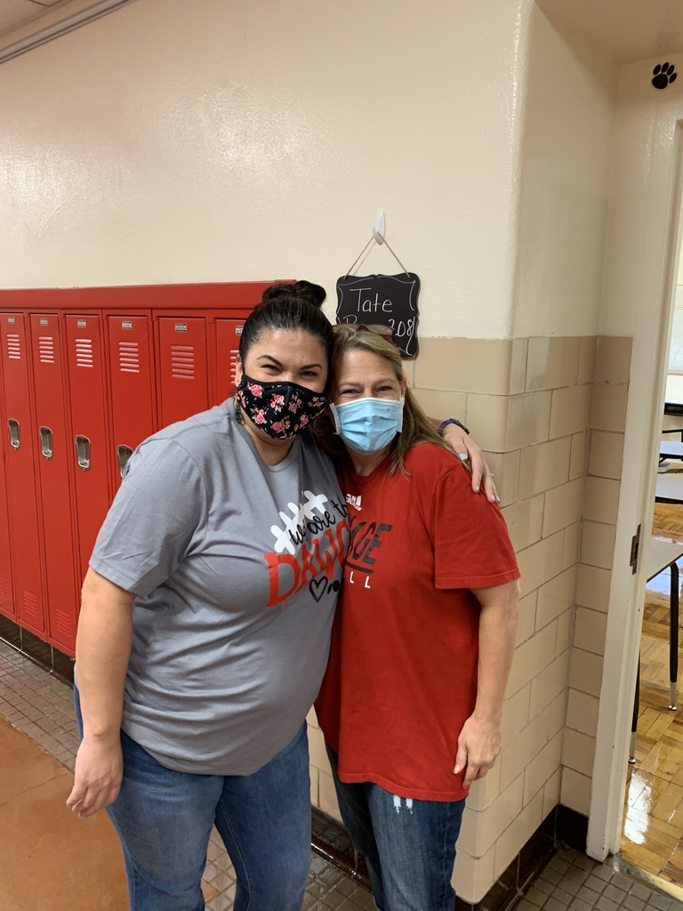 CarthageISD's tweet photo. Mrs. Tate (right) celebrates Rachael Pace (left) for her awesome work at the CJHS Help Desk! Thank you Rachael! #LoveWell #StandUpSeptember https://t.co/BaEWWTYs1z