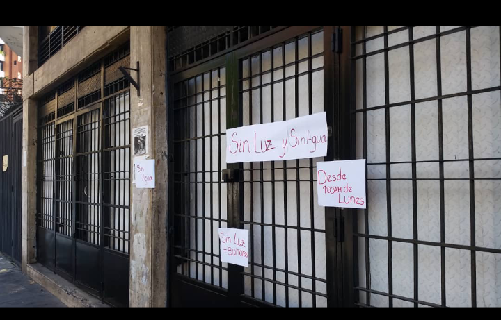 Fannya2011's tweet photo. #10Septiembre + #80Horas #SinLuz y #SinAgua #BelloMonte Nort #ElRecreo Ccs.Otra vez los #comerciantes  NO pueden abrir sus negocios n semana d #FlexibilizaciónDeCuarentena  X falta de servicios públicos @CORPOELECinfo @FreddyBritoM1 @ReporteYa @MonitorCiudad_ @MegafonoVzla https://t.co/5IV52RAjJx