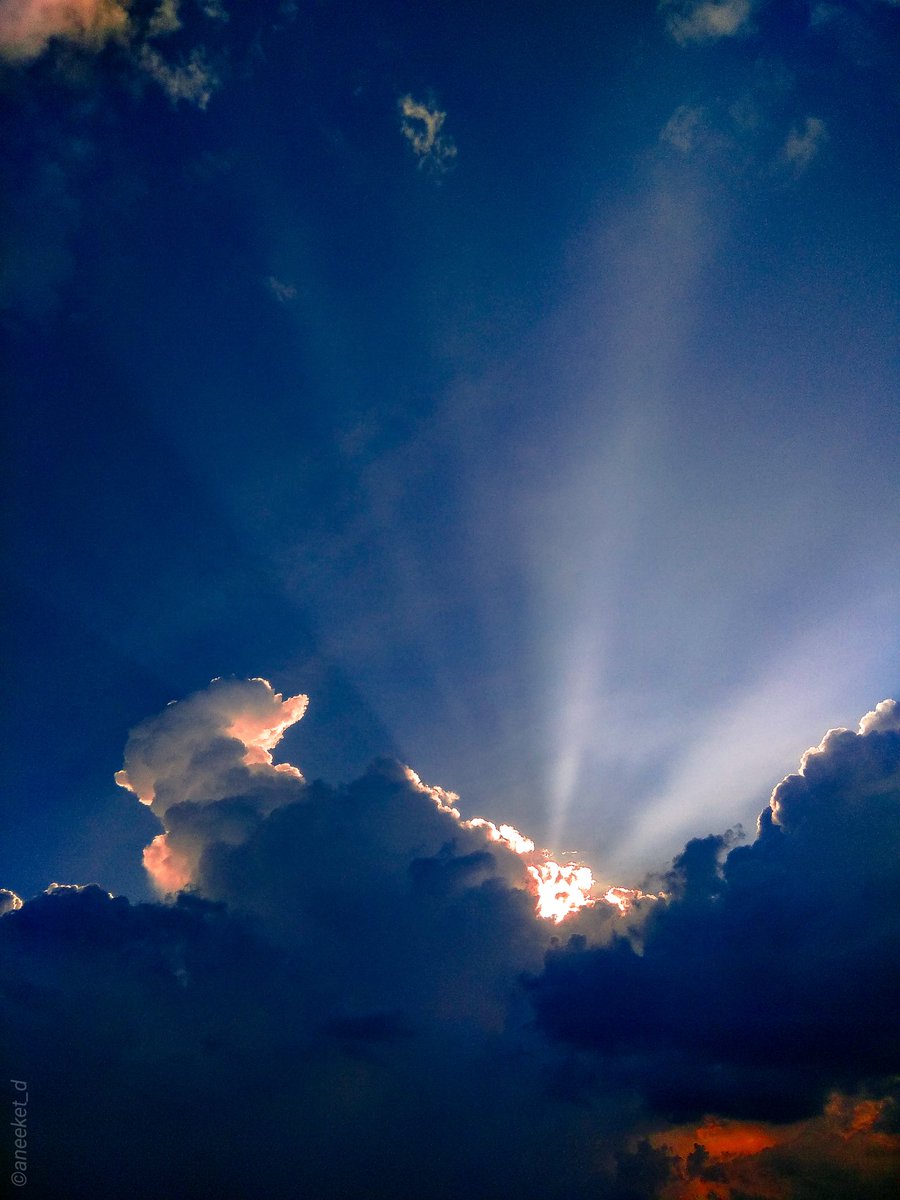 I'm sucker for beautiful sky.
Send me pictures of the sky, clouds and I’ll love you forever