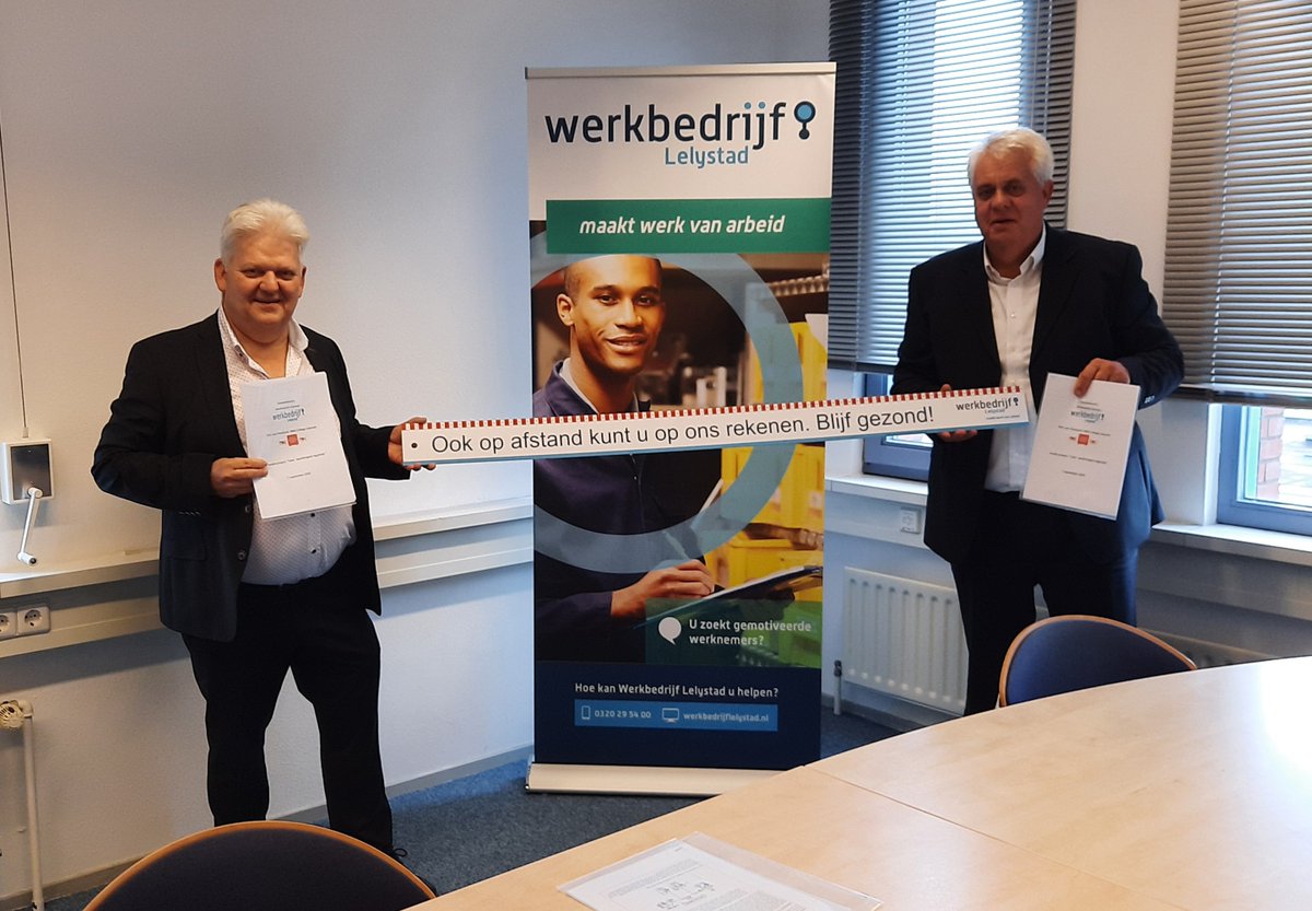 ROCvanFlevoland's tweet photo. MBO College Lelystad en Werkbedrijf Lelystad starten het Leerwerktraject Logistiek Lelystad. Maandag hebben respectievelijk Ben Vermeer en Onno Vermooten de samenwerkingsovereenkomst ondertekend. Dit is tevens het startsein van de opleiding, die deze maand van start gaat #rocvfπ https://t.co/Aymtu6nxUG