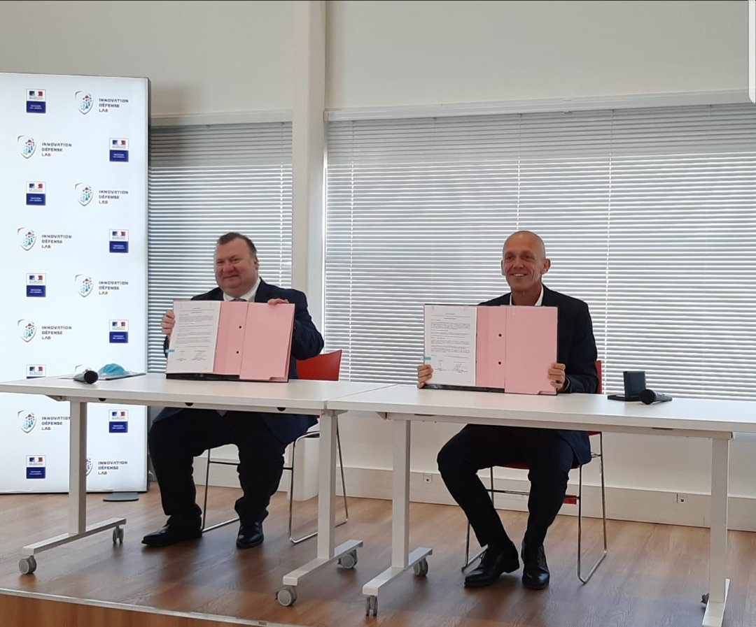 Agence_ID's tweet photo. 📝Un nouvel accord de coopération entre l'@Agence_ID et le @CNRS a été signé lundi au #defenselab. Objectif : officialiser et renforcer les échanges sur des sujets d'intérêts communs tels que l'#IA ou les technologies #quantiques.
➡️https://t.co/7tEPfXm24S https://t.co/6zOK0B6Gap