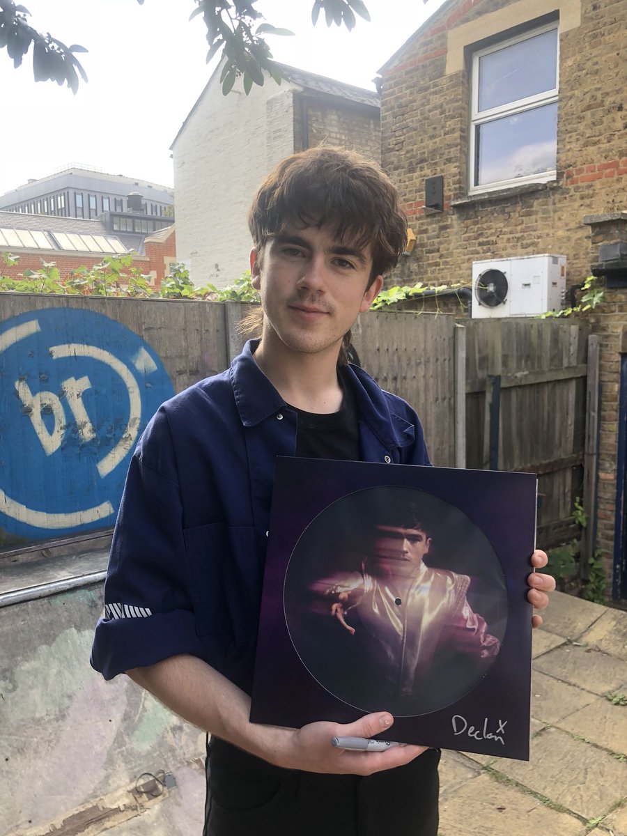BanquetRecords's tweet photo. Declan McKenna is here signing albums to you. get in quick https://t.co/gPcvFzdsju https://t.co/Rj2lUxy4px